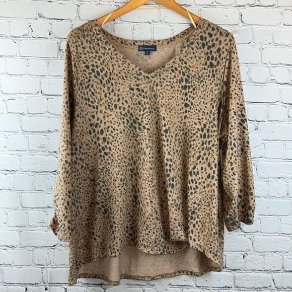 Democracy Tops - DEMOCRACY V-Neck Sweatshirt Top in Animal Print, Size 2x